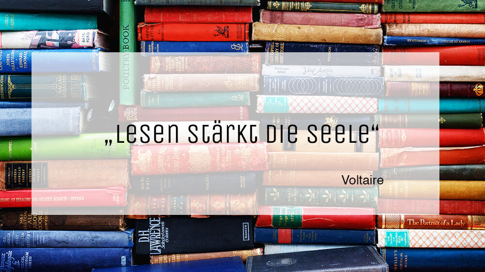 Gestapelte Bücher stehen nebeneinander. Darüber steht der Spruch "Lesen stärkt die Seele". Ein Zitat von Voltaire.